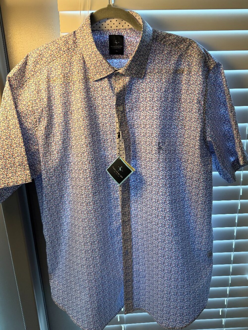 TailorByrd Men’s XL Print Button Up Shirt NWT White Blue Red